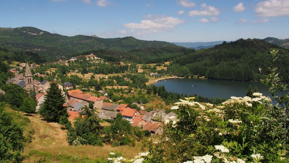 Village et lac de Saint-Martial