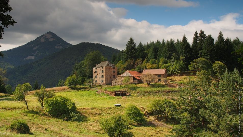 Hameau dans la vallée du Pradal