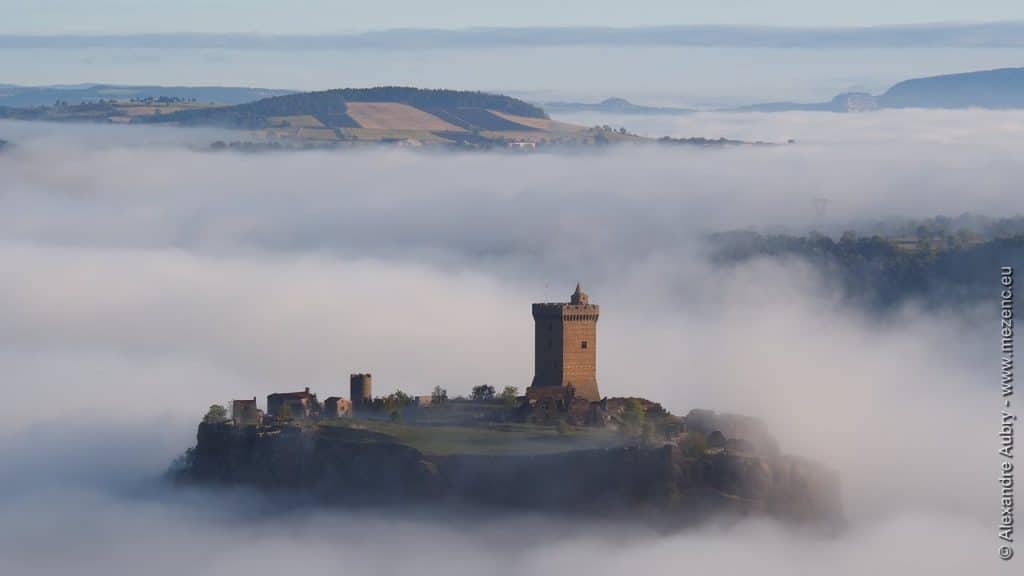 Forteresse de Polignac, émergeant d'une mer de nuages