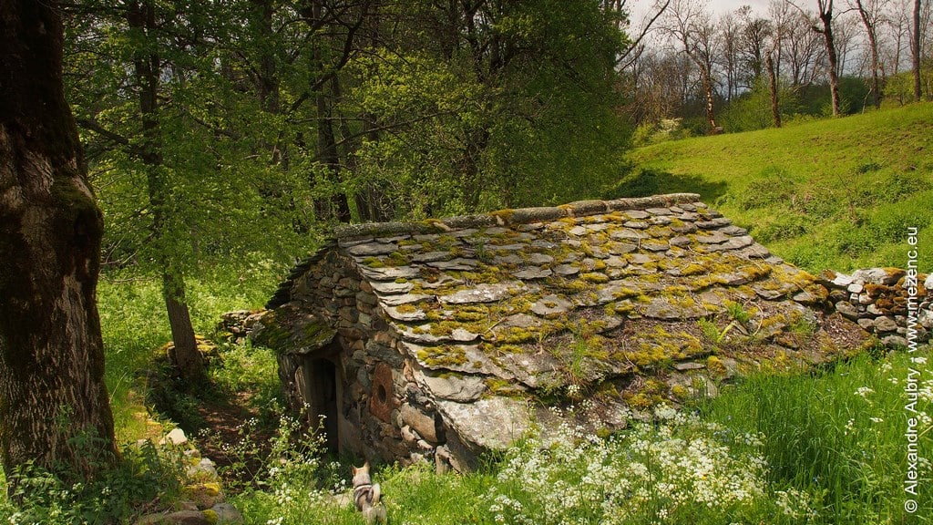 Moulin à eau avec toits de pierres plates