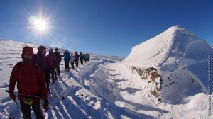 Les randonneurs près d'une ferme couverte de neige