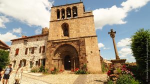 Eglise et son clocher peigne à Arlempdes